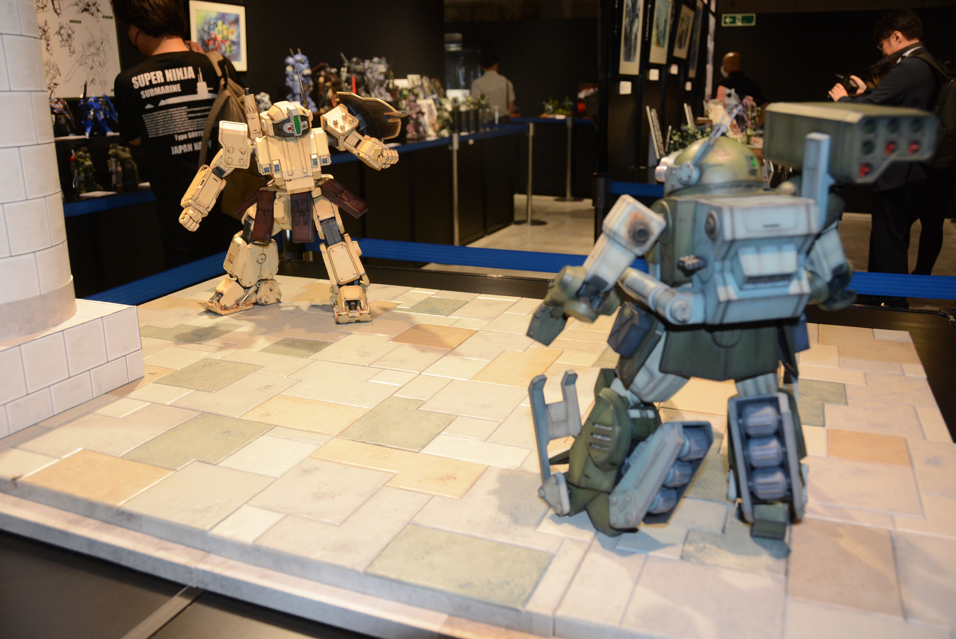 プロ、アマの様々な作品を展示