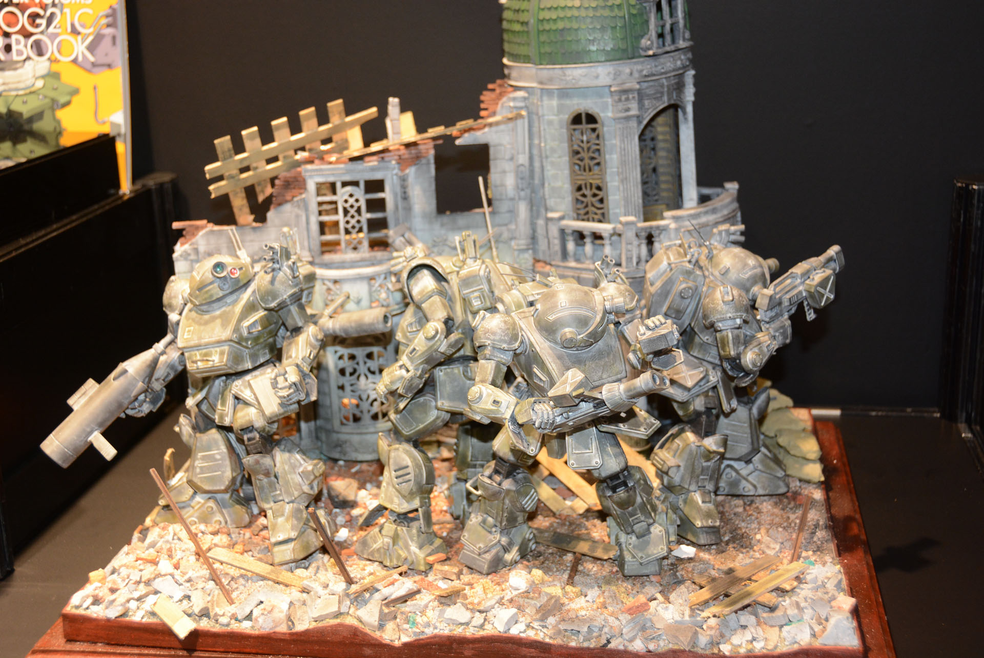 プロ、アマの様々な作品を展示