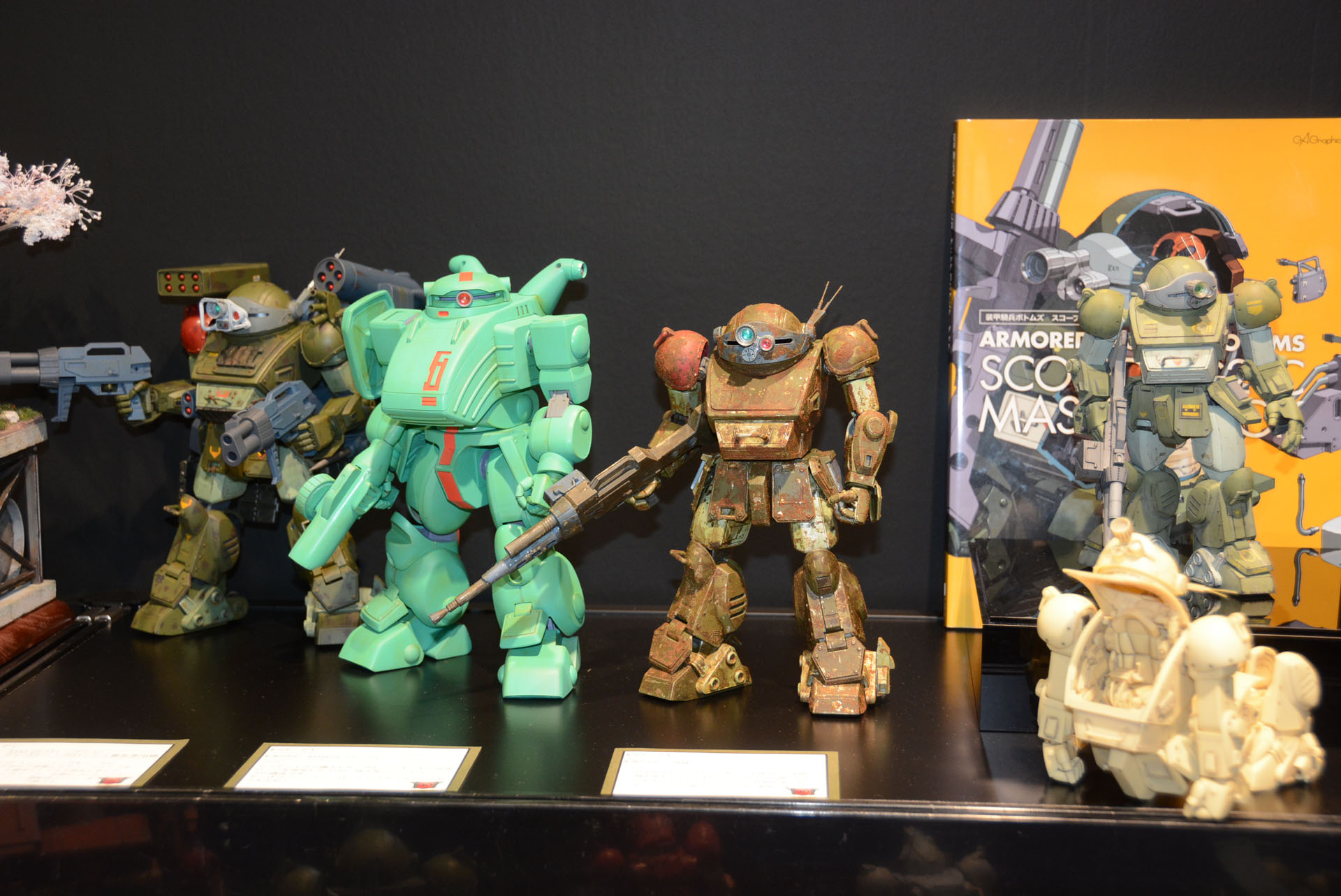 プロ、アマの様々な作品を展示