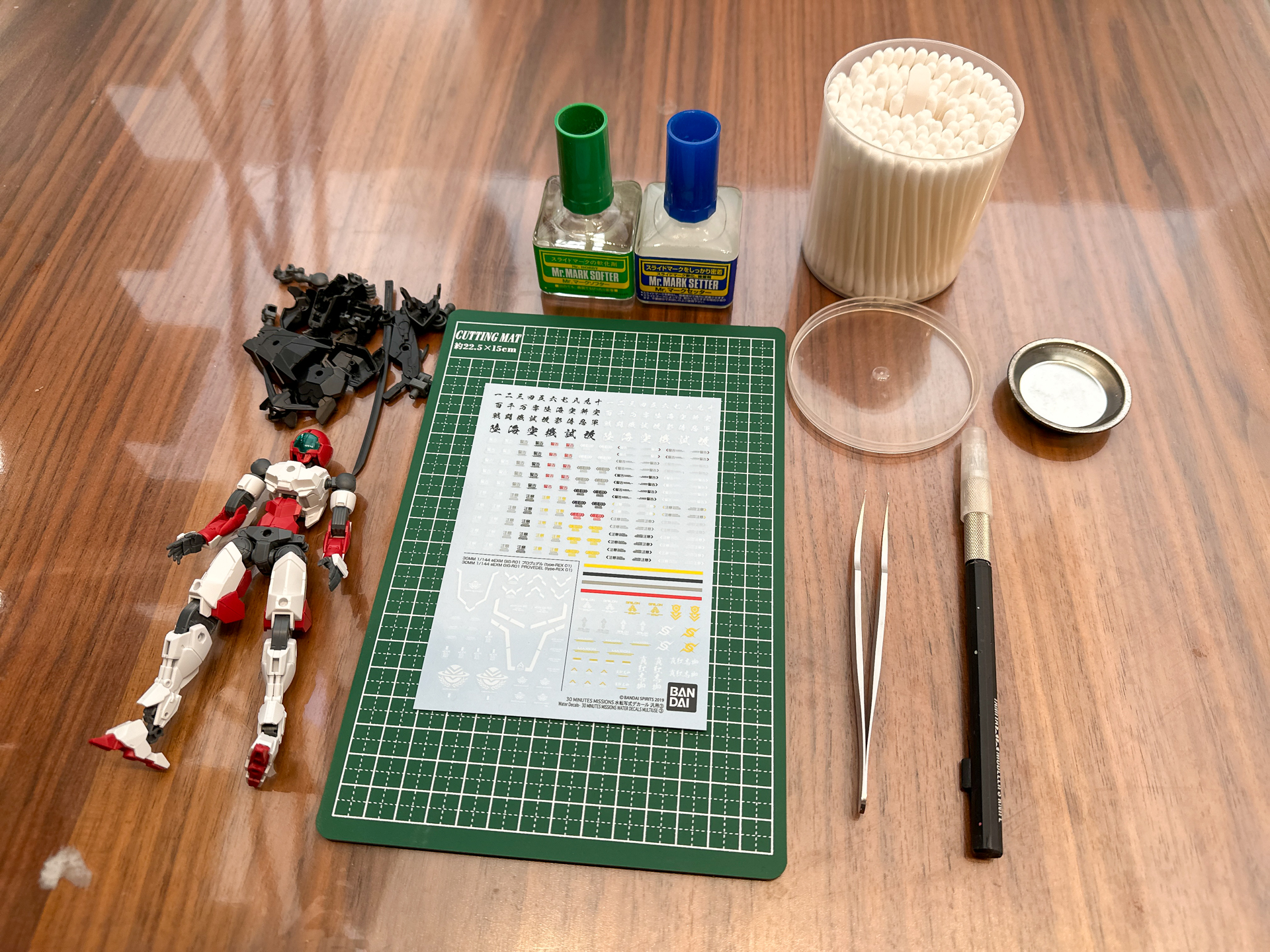 水転写デカールの貼り付け用に工具を用意。通常のシールと違い綿棒やナイフが必要となります。