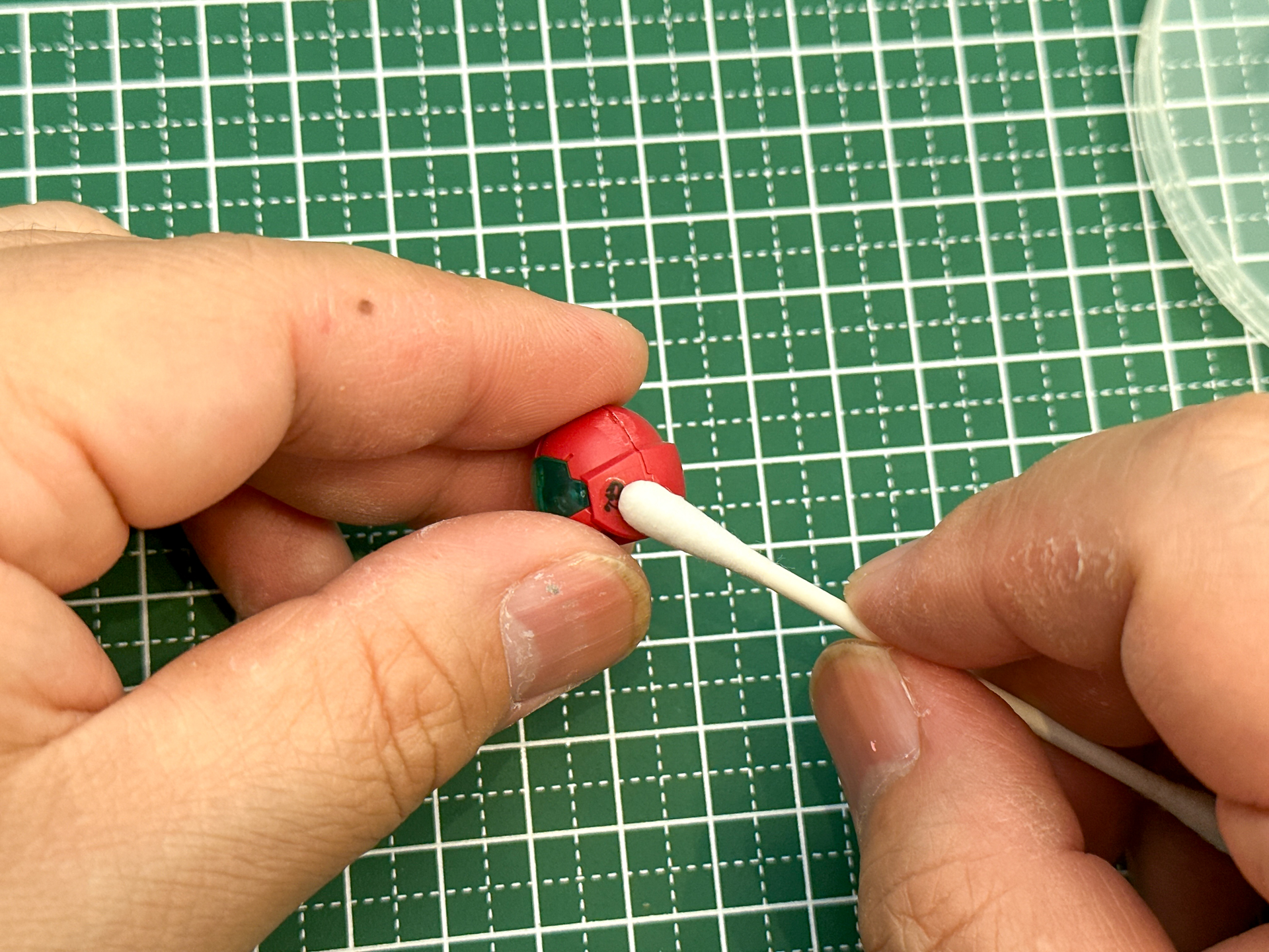 綿棒は乾いたものではなく、一度水で湿らせた綿棒を使用することでデカールが綿棒に引っ付いてしまうことを防ぐことが出来ます。
