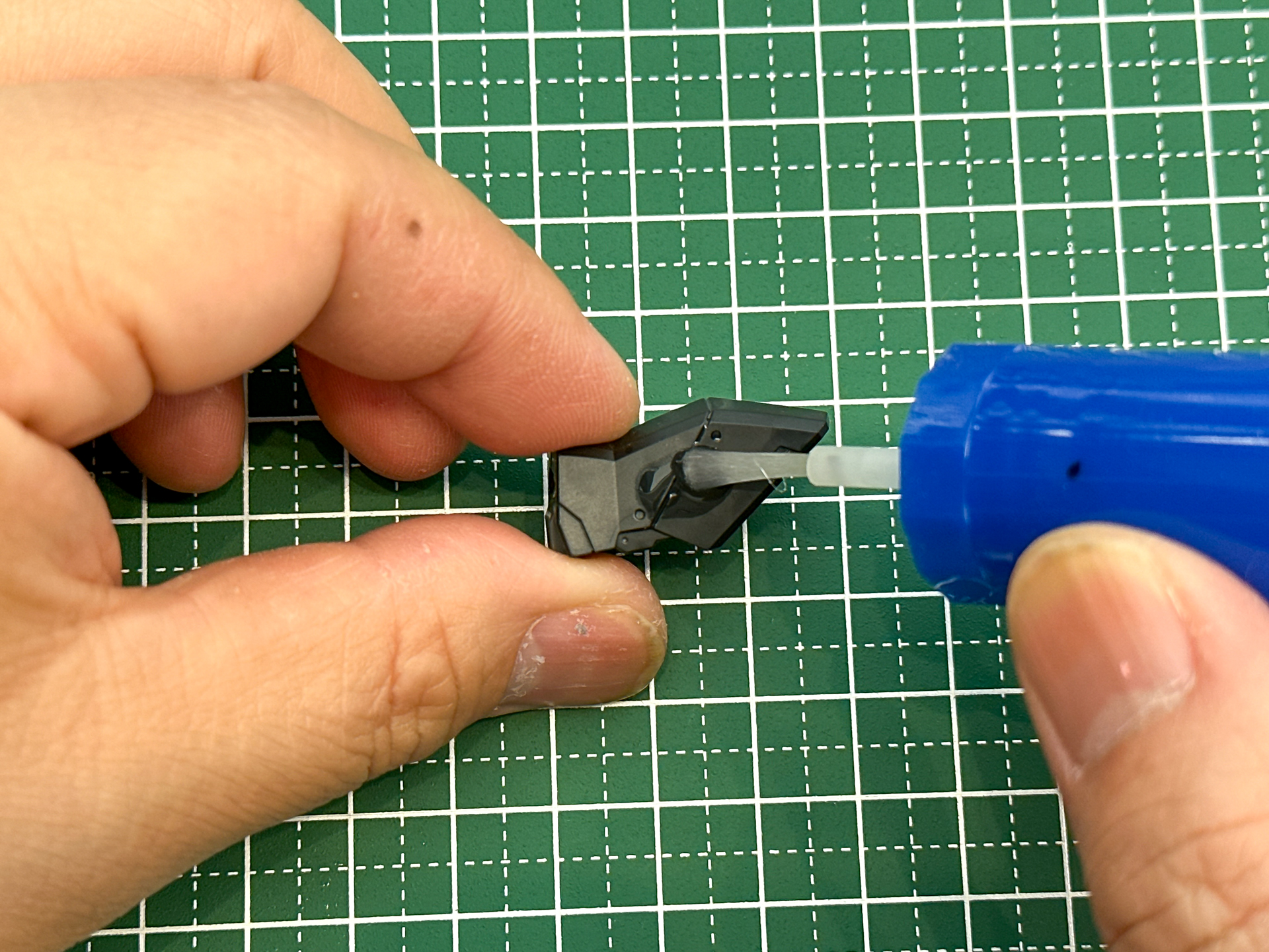 肩部装甲パーツにデカール軟化剤を塗布していきます。マークセッターにはデカール軟化成分だけでなくのり成分を含むため、しっかりとデカールを密着させることが出来ます。