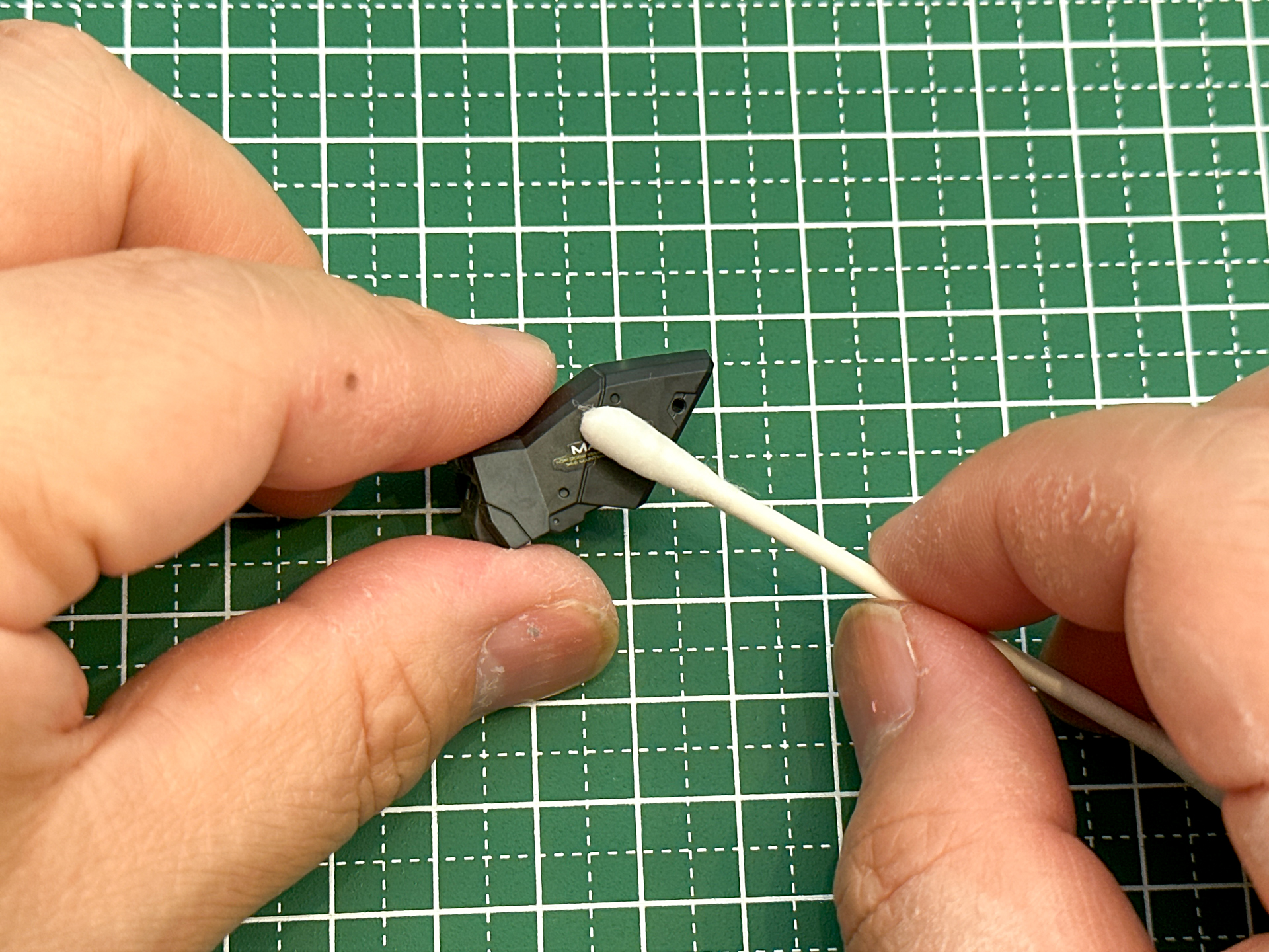 デカールが軟化したらさらに綿棒を押し当ててモールドに密着させていきます。軟化したデカールは破れやすくなってしまうため、注意して押し付けていきます。