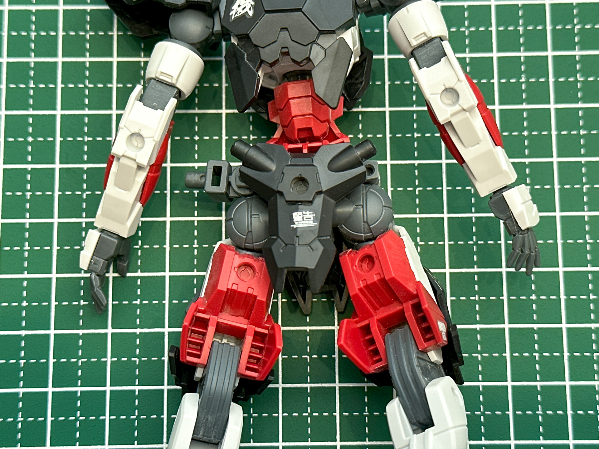 位置がズレてしまったデカール。マーキングがパーツの中央にくるよう修正していきます。