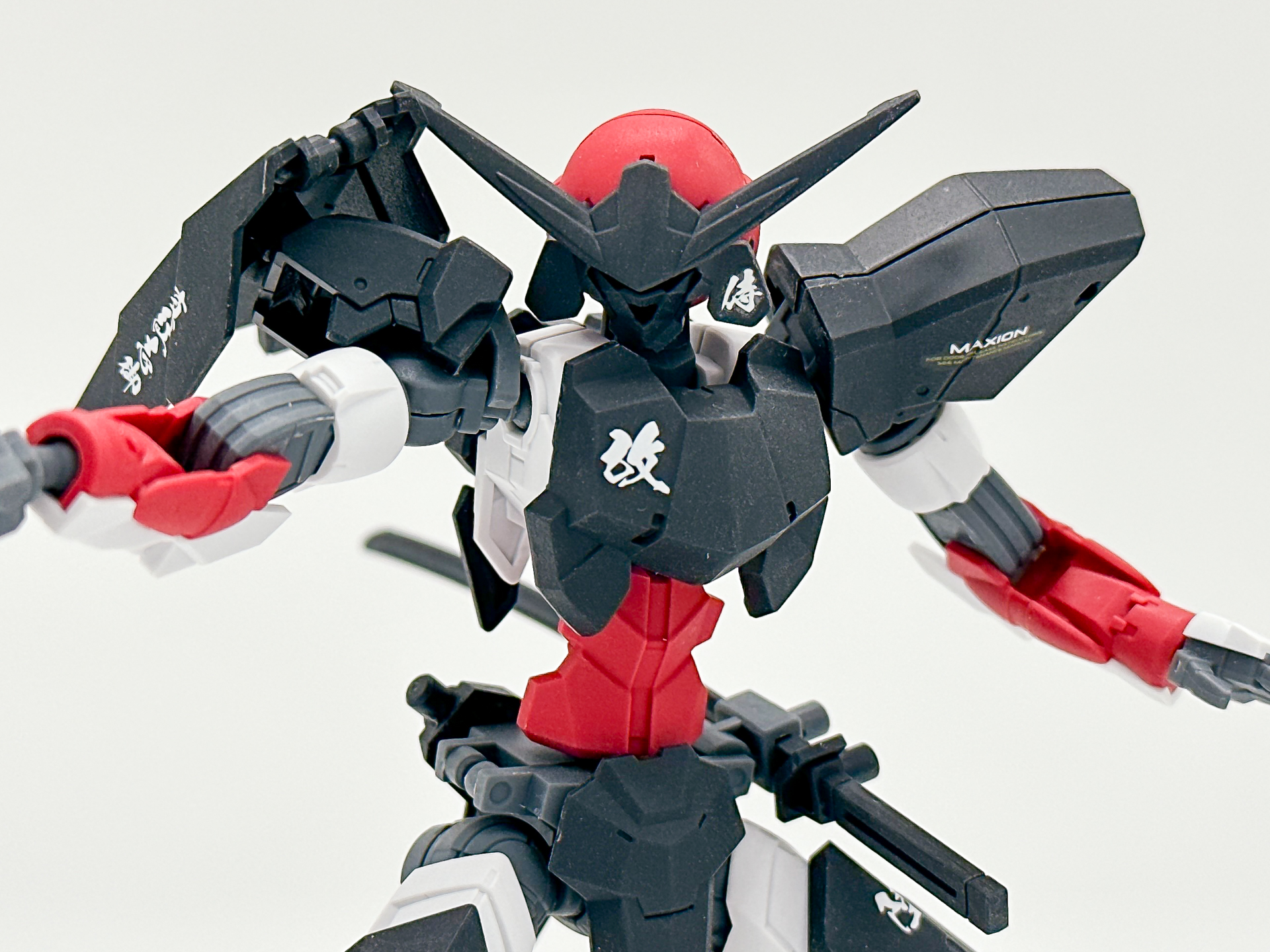 胸部のアップ。戦国タイプのデザインが漢字デカールとマッチしています。
