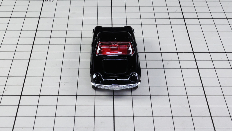 フロント：小型で流麗なフロントマスク