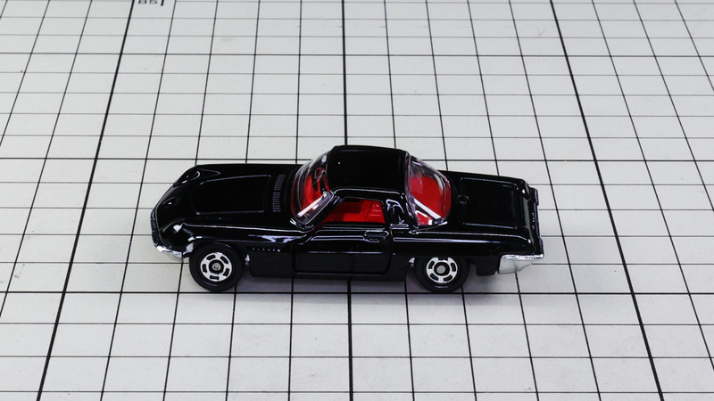 サイド：“走るというより、飛ぶ感じ”を表現する軽やかなスタイル