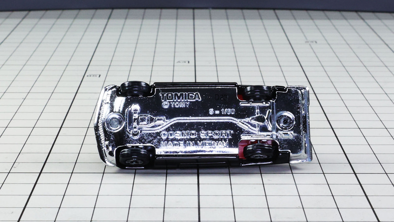 底面：フロントとリアのタイヤの幅（トレッド）の差がよくわかる