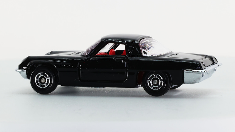 後ろへ絞り込まれる形状で空力特性を向上させます