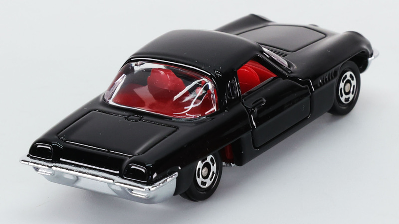 後ろへ絞り込まれる形状で空力特性を向上させます