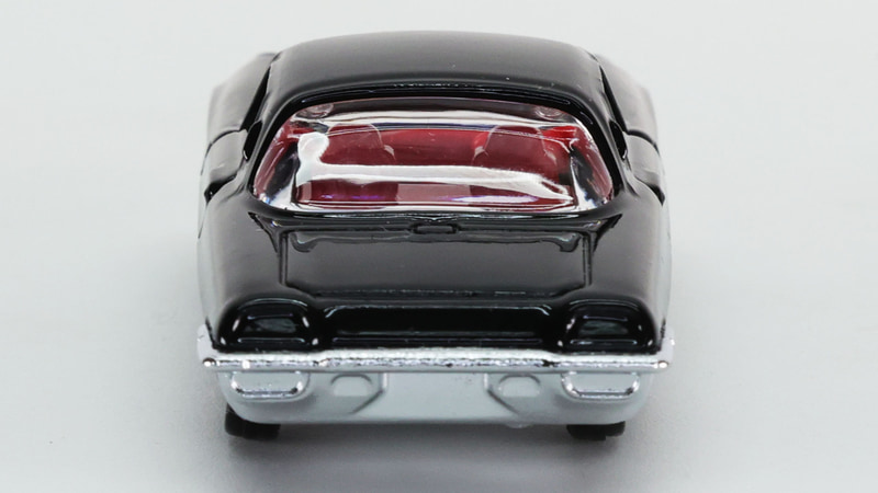 後ろへ絞り込まれる形状で空力特性を向上させます