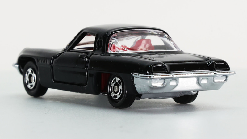 フロントフェンダー後部のエアアウトレットもモールドされています