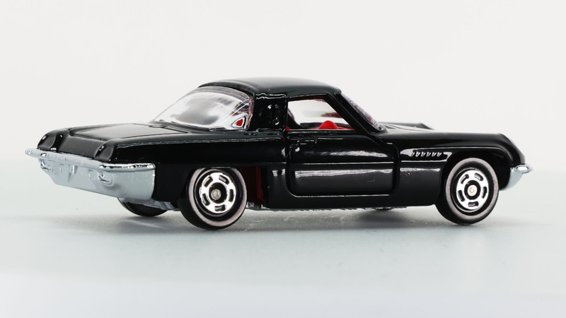 フロントフェンダー後部のエアアウトレットもモールドされています