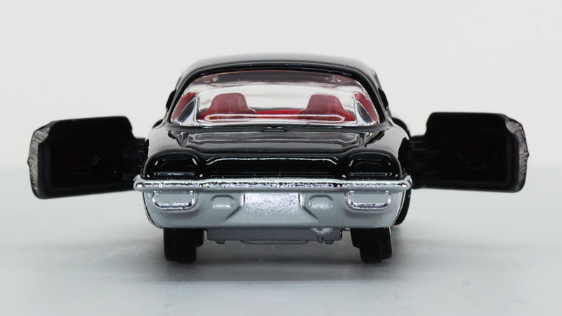 黒いボディに赤い内装でとても華やかな印象！