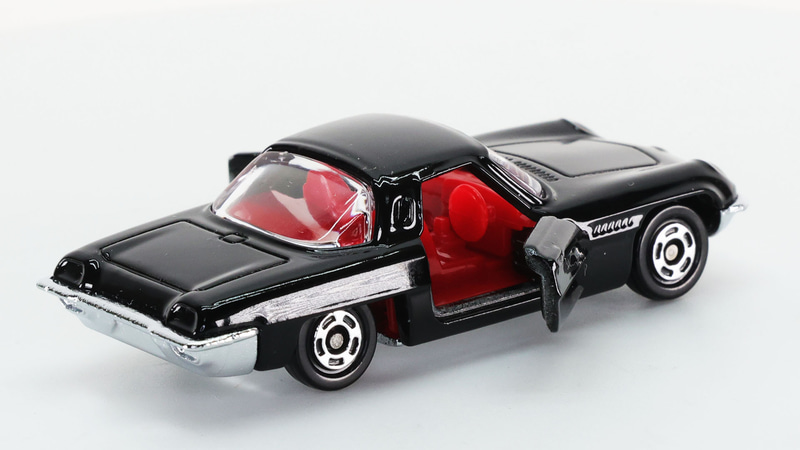 黒いボディに赤い内装でとても華やかな印象！