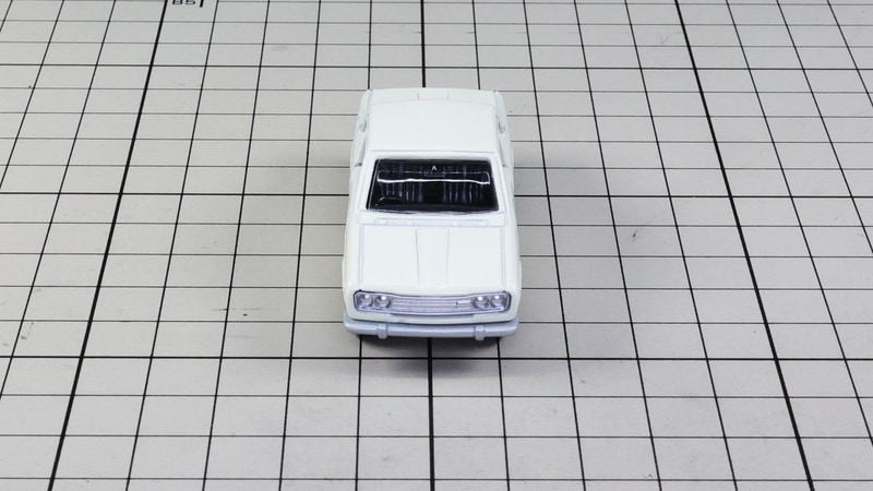 フロント：横一文字に並ぶヘッドライトとグリルが特徴