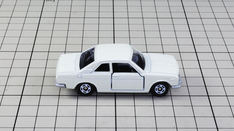 リア：なだらかにすっきりしたリアセクション