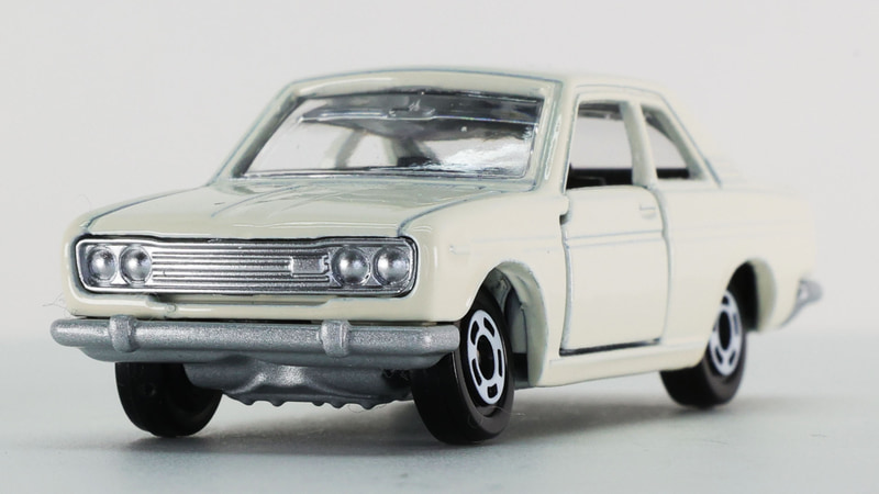 丸目4灯のヘッドライト。左側には“SSS”が入るロゴのベースがあります