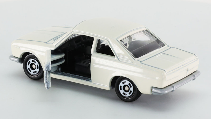 ドアを開けたたたずまいがスケールを超えて実車感さえ感じられます