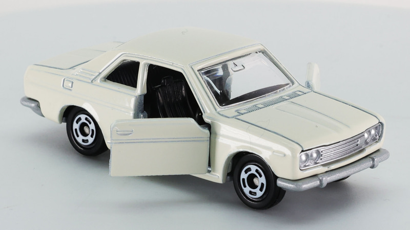 ドアを開けたたたずまいがスケールを超えて実車感さえ感じられます