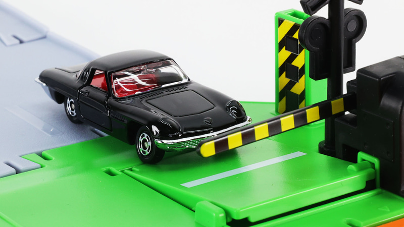 なんと両車同時に踏切に差し掛かりました。あれゴーイチマルじゃん!?クーペかな？