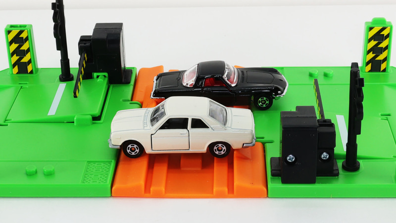 踏切でゆっくりすれ違う両車。お互いいいクルマ乗ってるね！