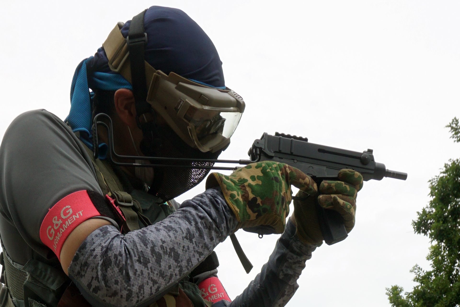 サバイバルゲームのほとんど唯一のドレスコードは「ゴーグル」。これがなければサバイバルゲームフィールドには入れないが、これ以外は本当に自由なのだ。メイド服や着ぐるみ風の衣装で撃ち合うユーザーだって結構いるのである