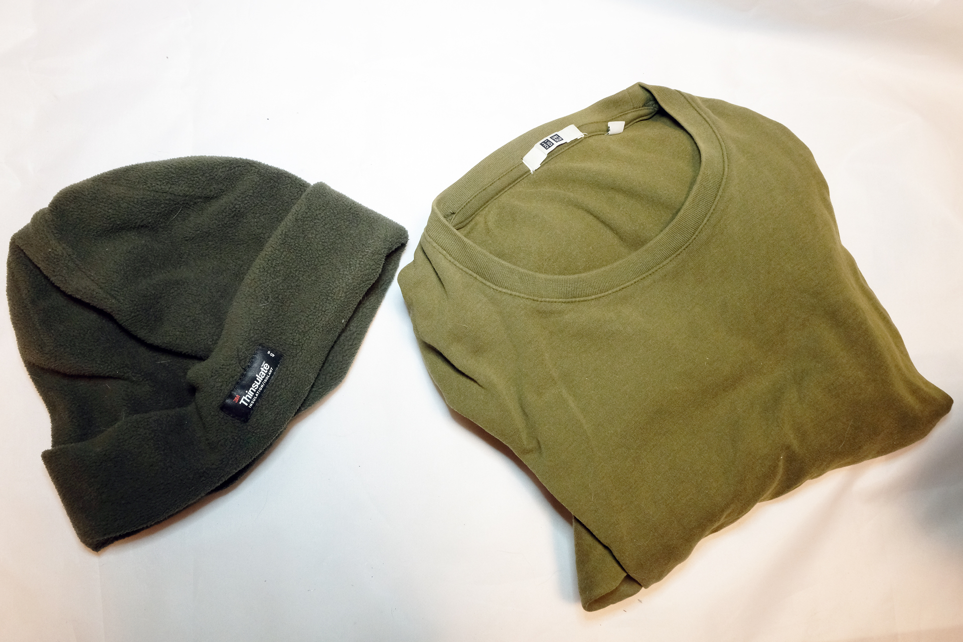 ユニクロのロングTシャツと、同系色の民生品の帽子