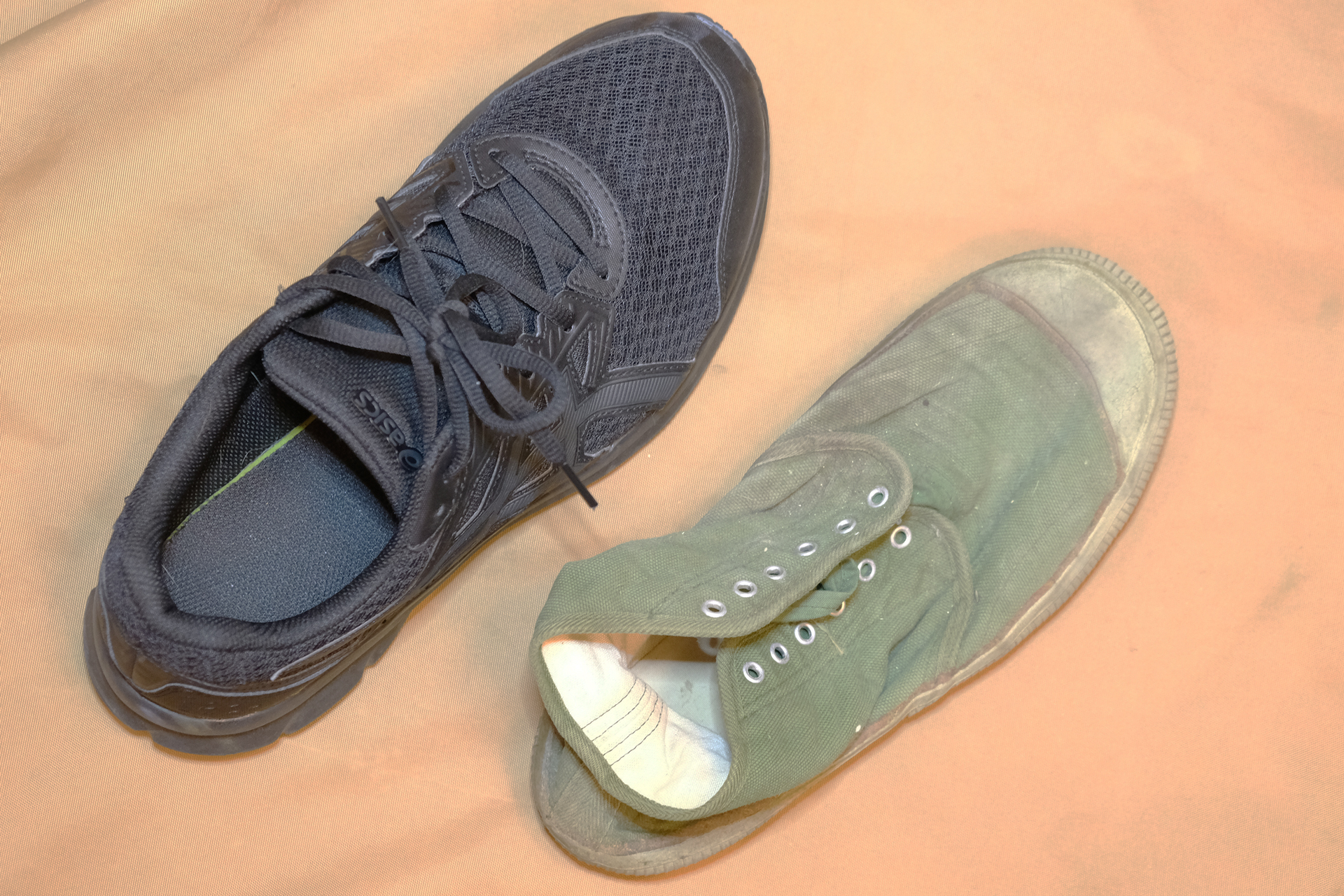 スニーカー（左）と人民解放軍の軍靴（右）