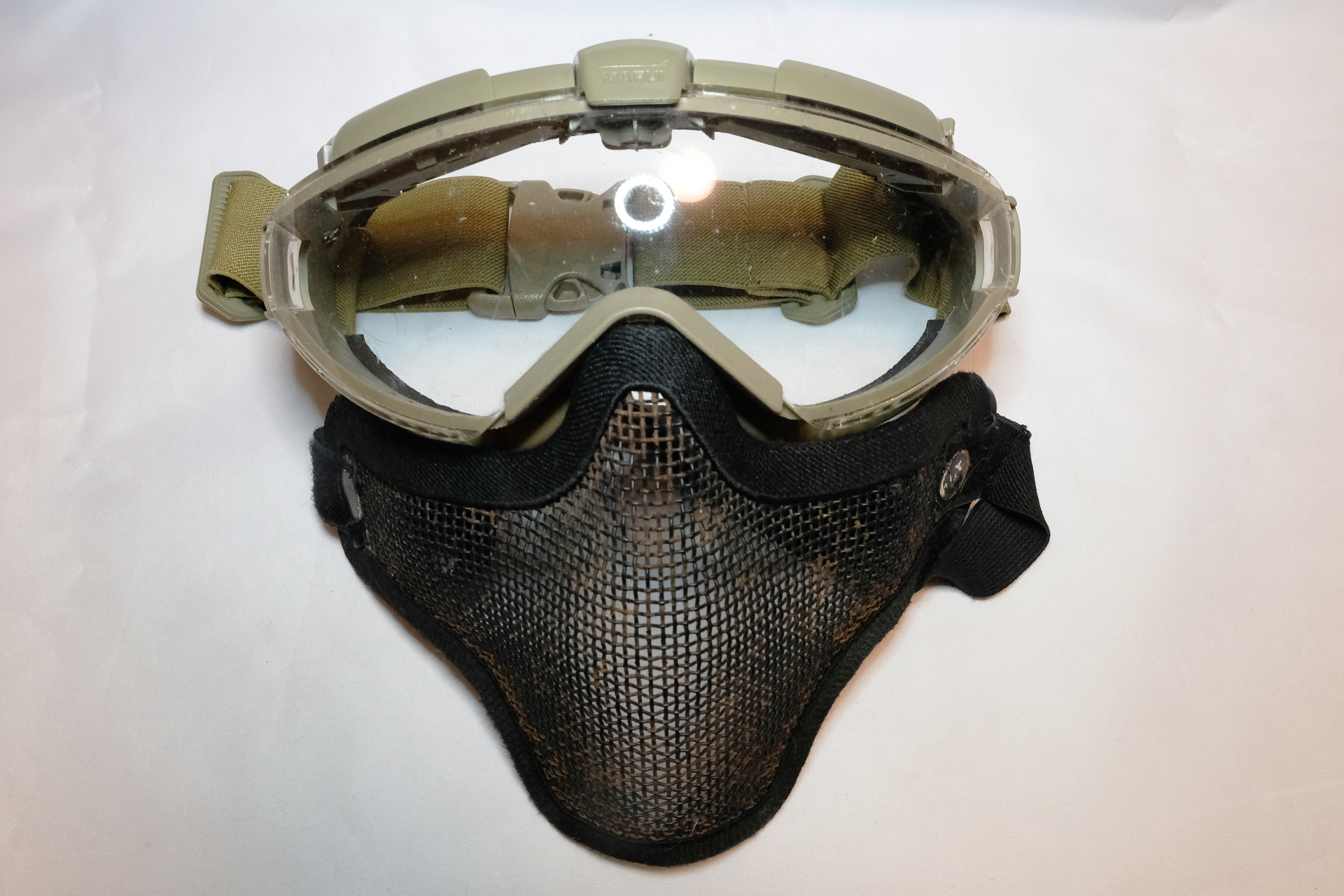 筆者愛用の「プロゴーグル」と、メッシュタイプのマスク