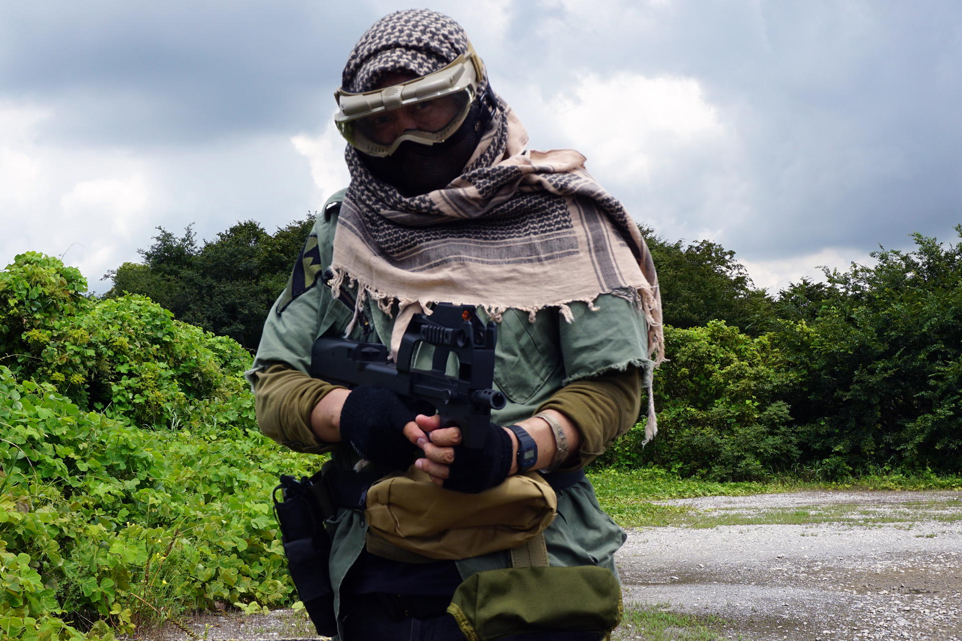 シュマーグを巻くだけで中東ゲリラ風を醸し出せる