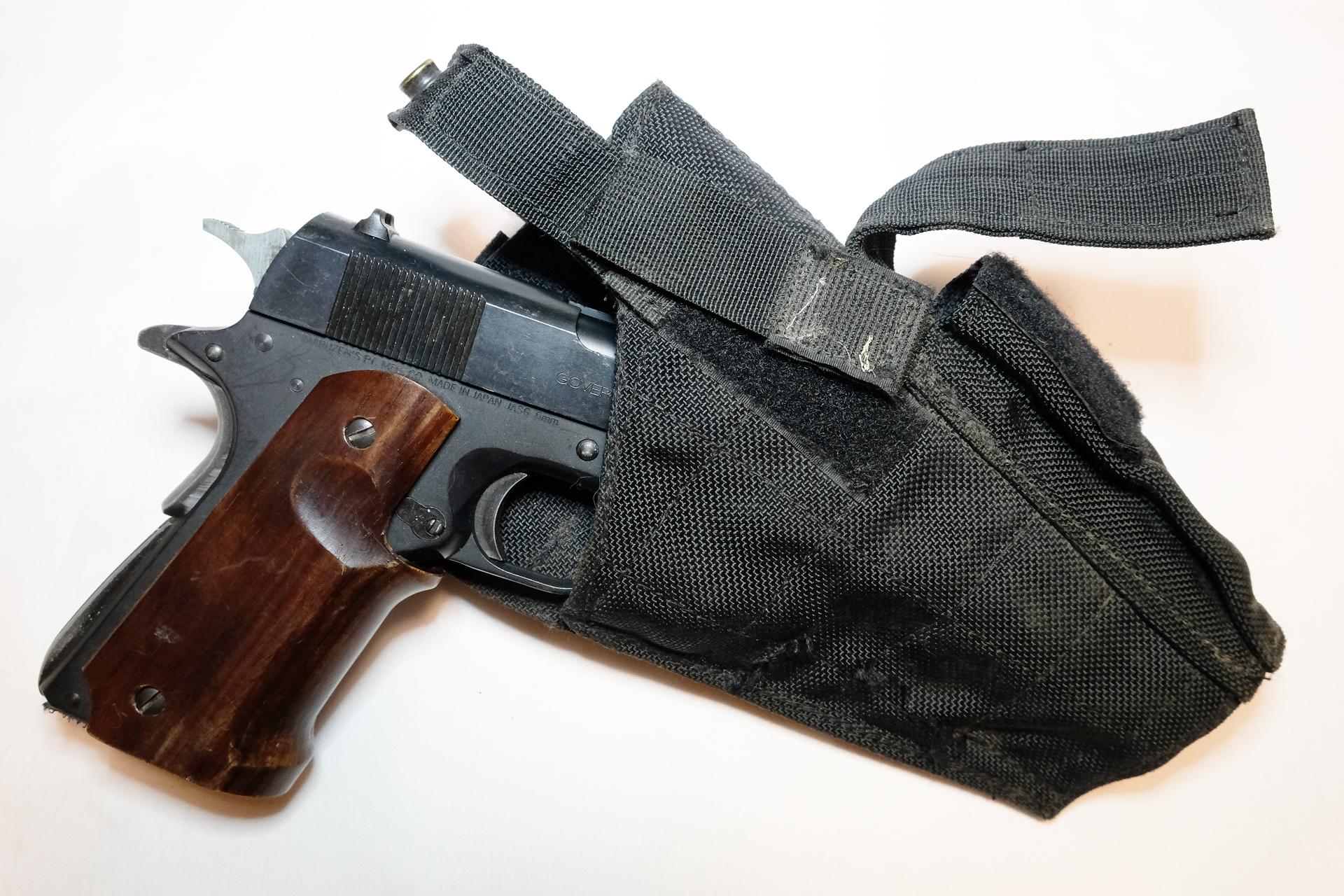 マジックテープで様々なハンドガンに対応出来る物が1つあれば便利だ