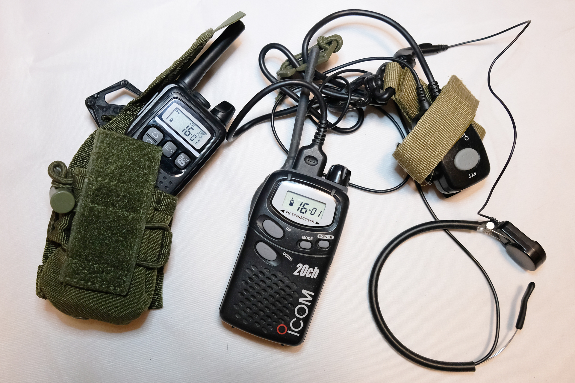 トランシーバーだけでは使い難いので、リモートスイッチとイヤホンマイクがあれば便利だ