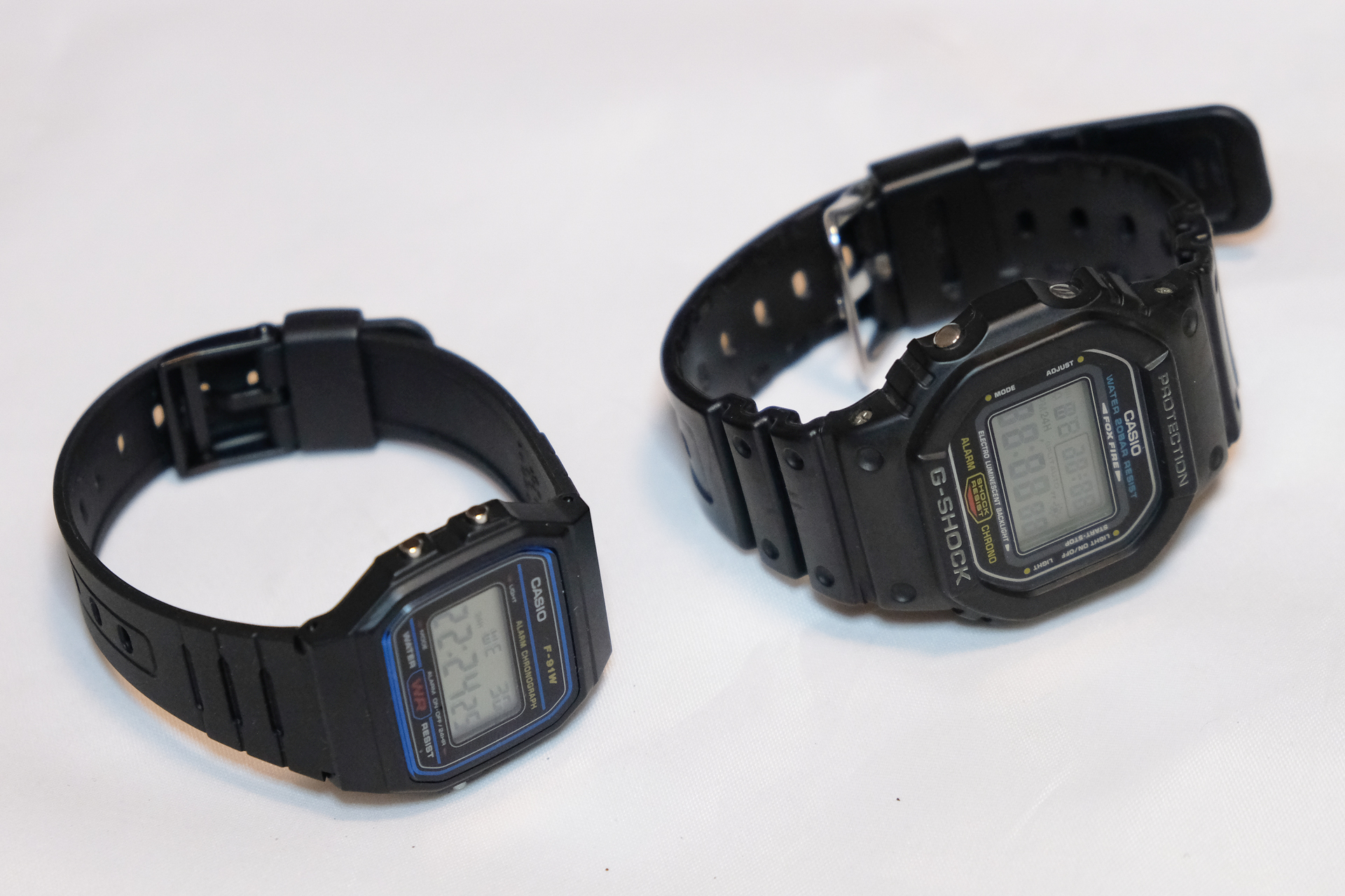 「チープカシオ」の代表的モデル「F-91W」とアクション映画「スピード」でも使われたGショック「DW5600」