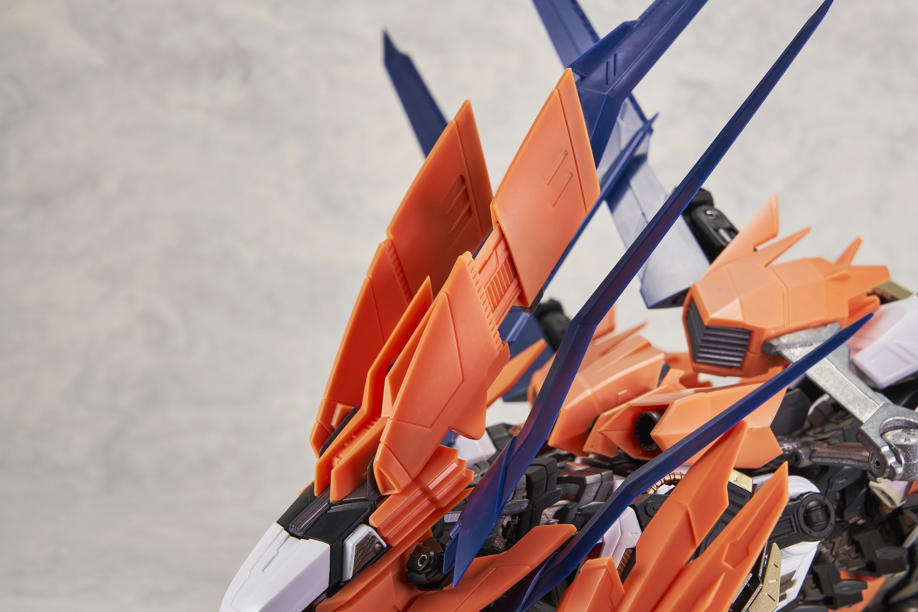 頭頂部のEシールドジェネレーターは伸縮機構を内蔵。写真は試作品で単色だが、製品版では内部にメタリック塗装が施される