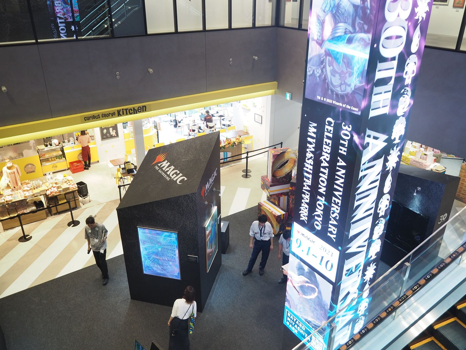 South 2Fの吹き抜け広場に大きな柱状のディスプレイが設置されていた