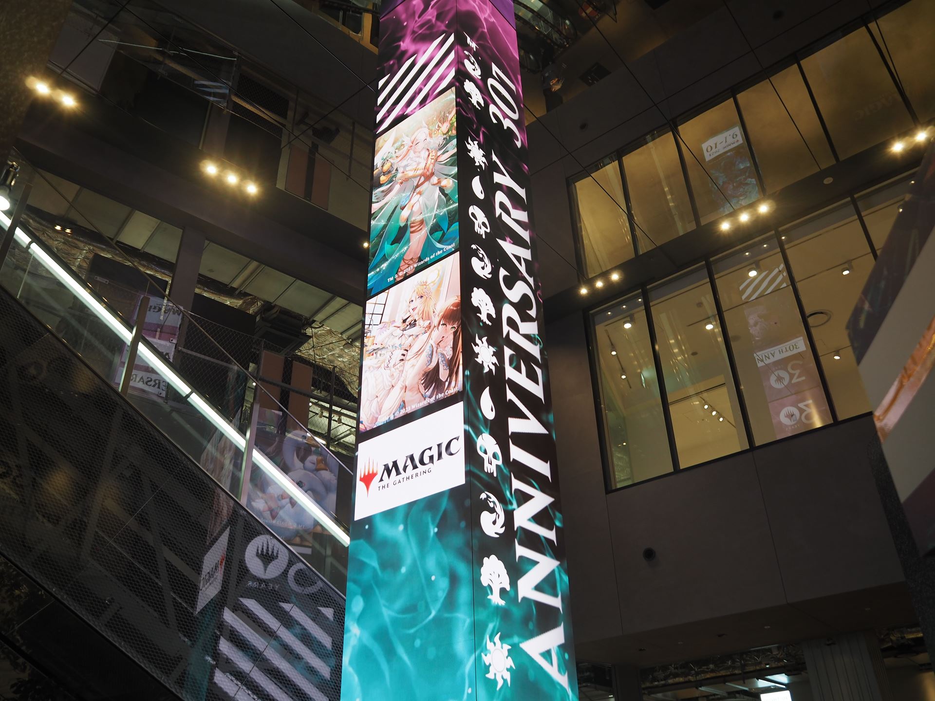 柱状ディスプレイにはマジックの動画が表示され、来場者の注目を集めていた