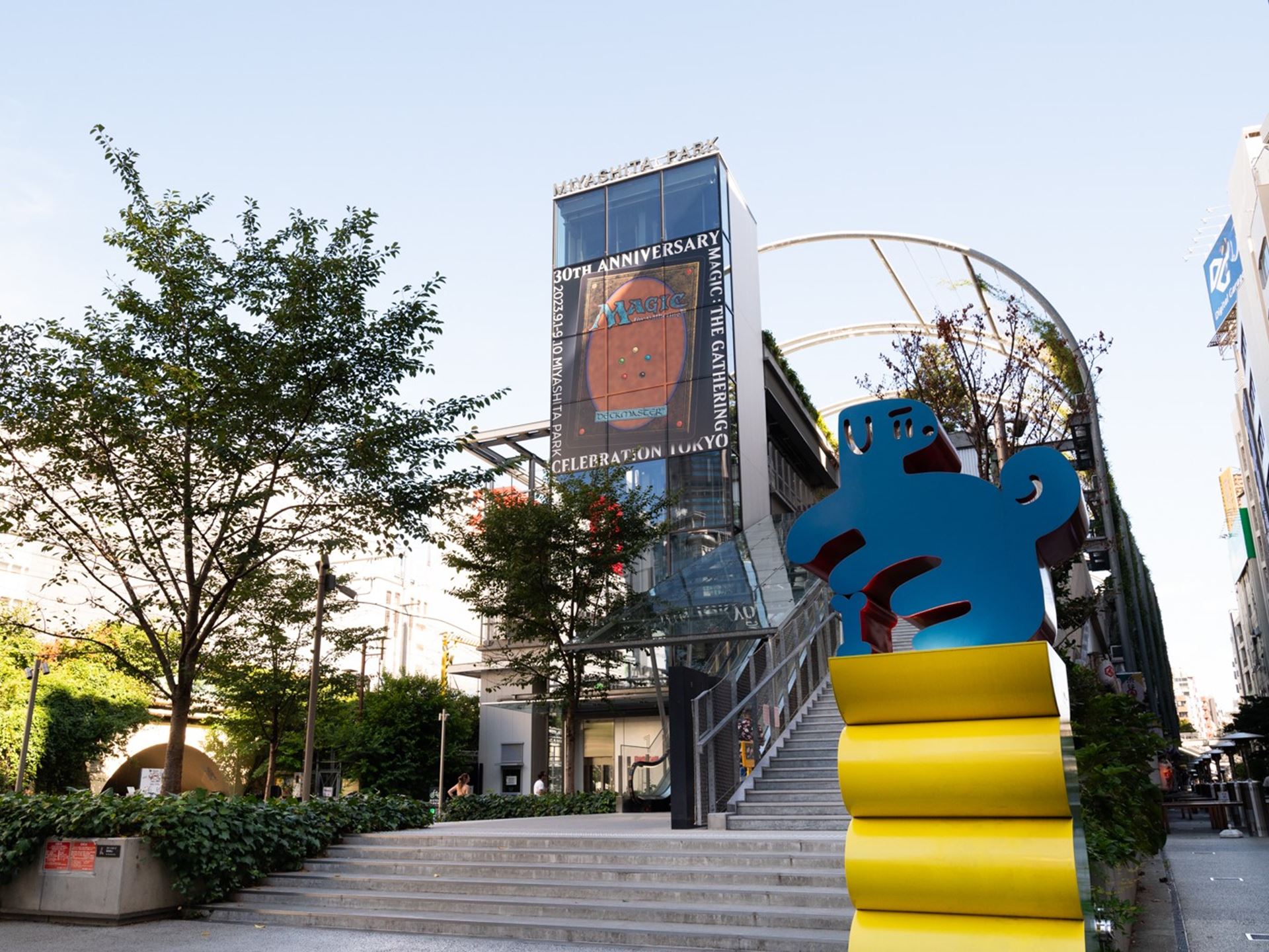 エントランスの上にはマジックのカード裏面の巨大イラストが飾られていた