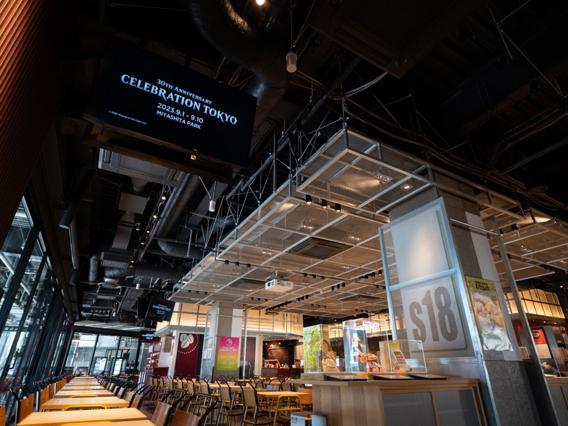 フードコートの中の天井下のモニターにも30th ANNIVERSARY CELEBRATION TOKYOの映像が流れていた