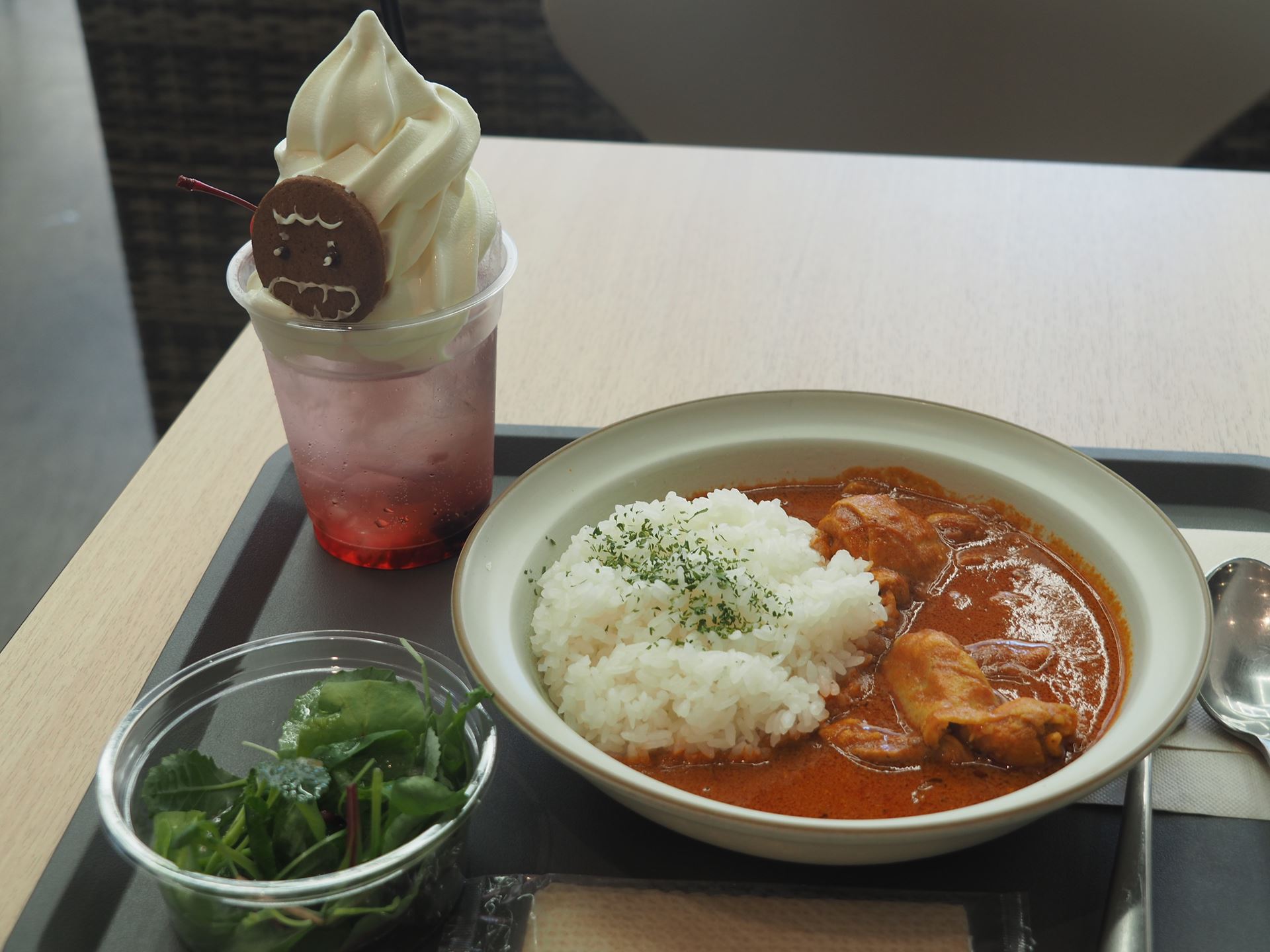 左上が「エルドレインの森」で活躍するジンジャープルートのクッキーがかわいい「ジンジャープルート”サマーフロートフィズ”」。マナに対応した5色から選べる。中央は「ラヴニカ風バターチキンカレー」。辛めだが美味しかった