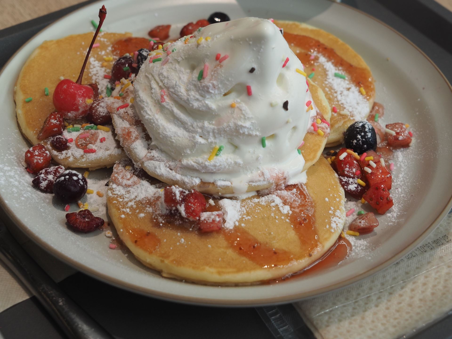 食物トークンを再現した「食物トークンの食物”ベリーマジックパンケーキ”」