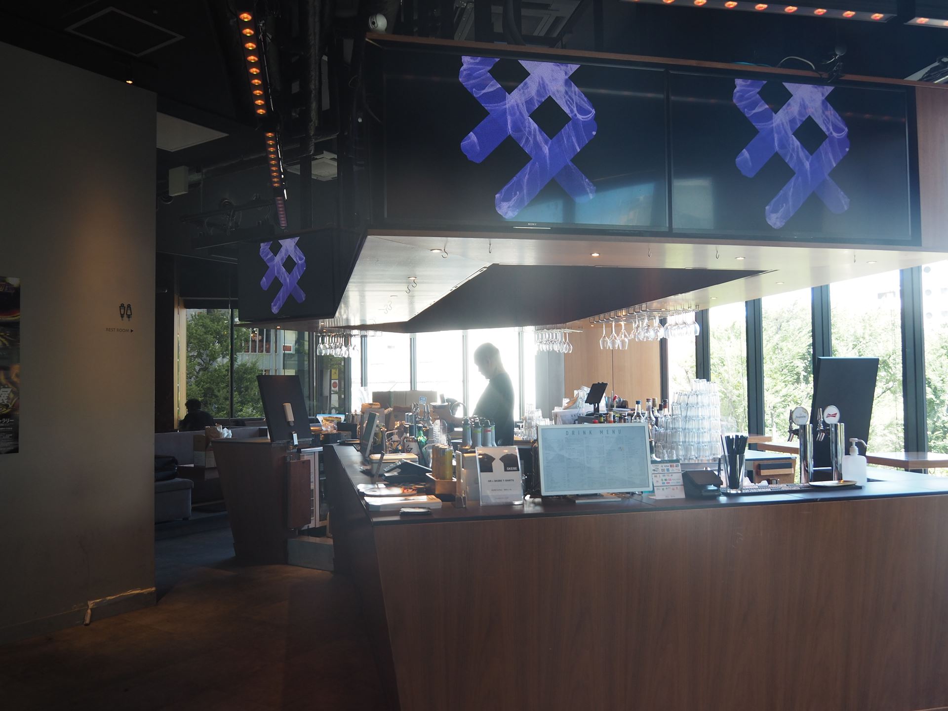 バーカウンターもあり、スペシャルコラボドリンクなどを楽しめる