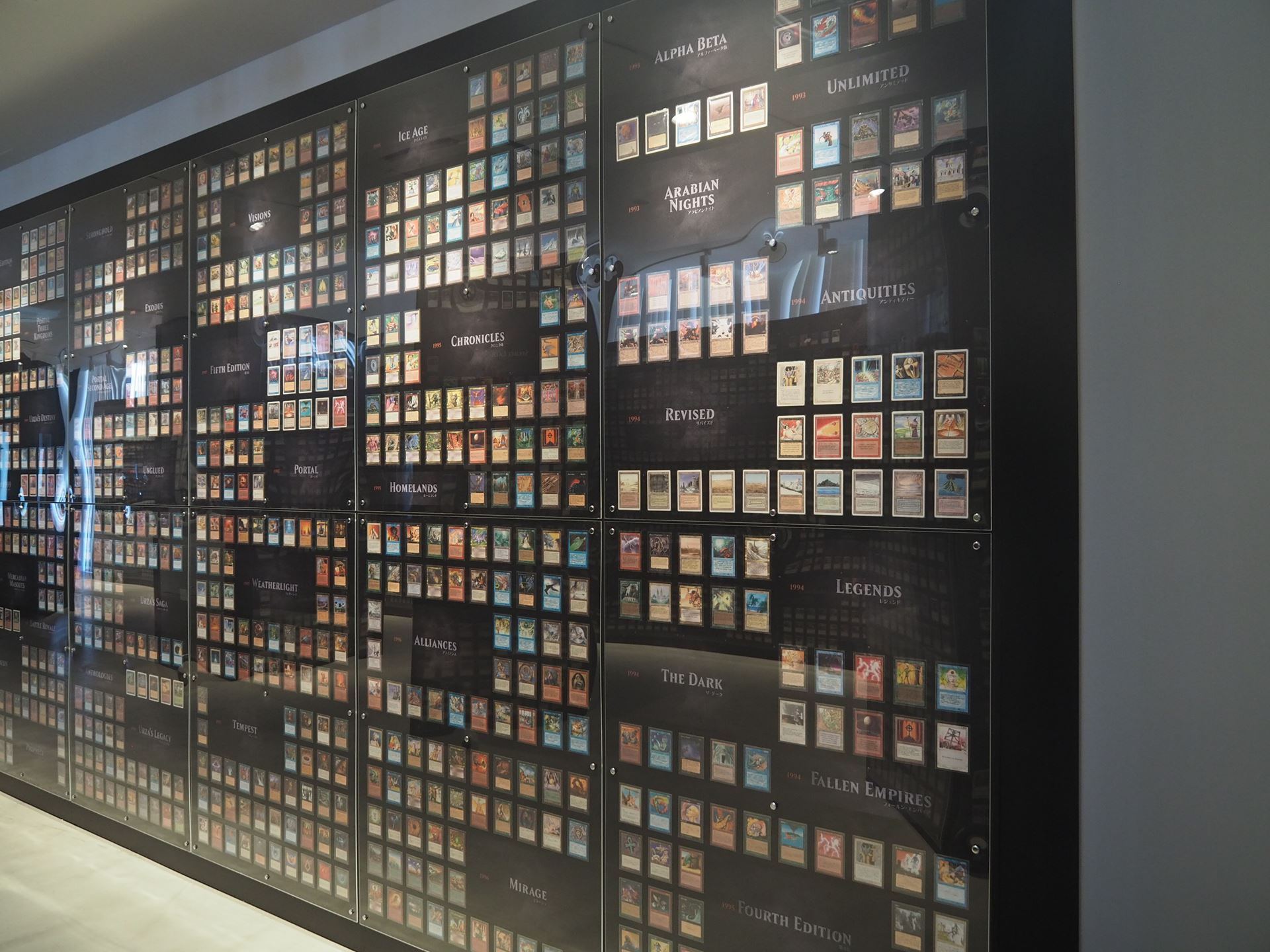 その次の部屋には30年を彩ったさまざまなカードが展示されている。こちらはアルファ版やベータ版など初期のカード