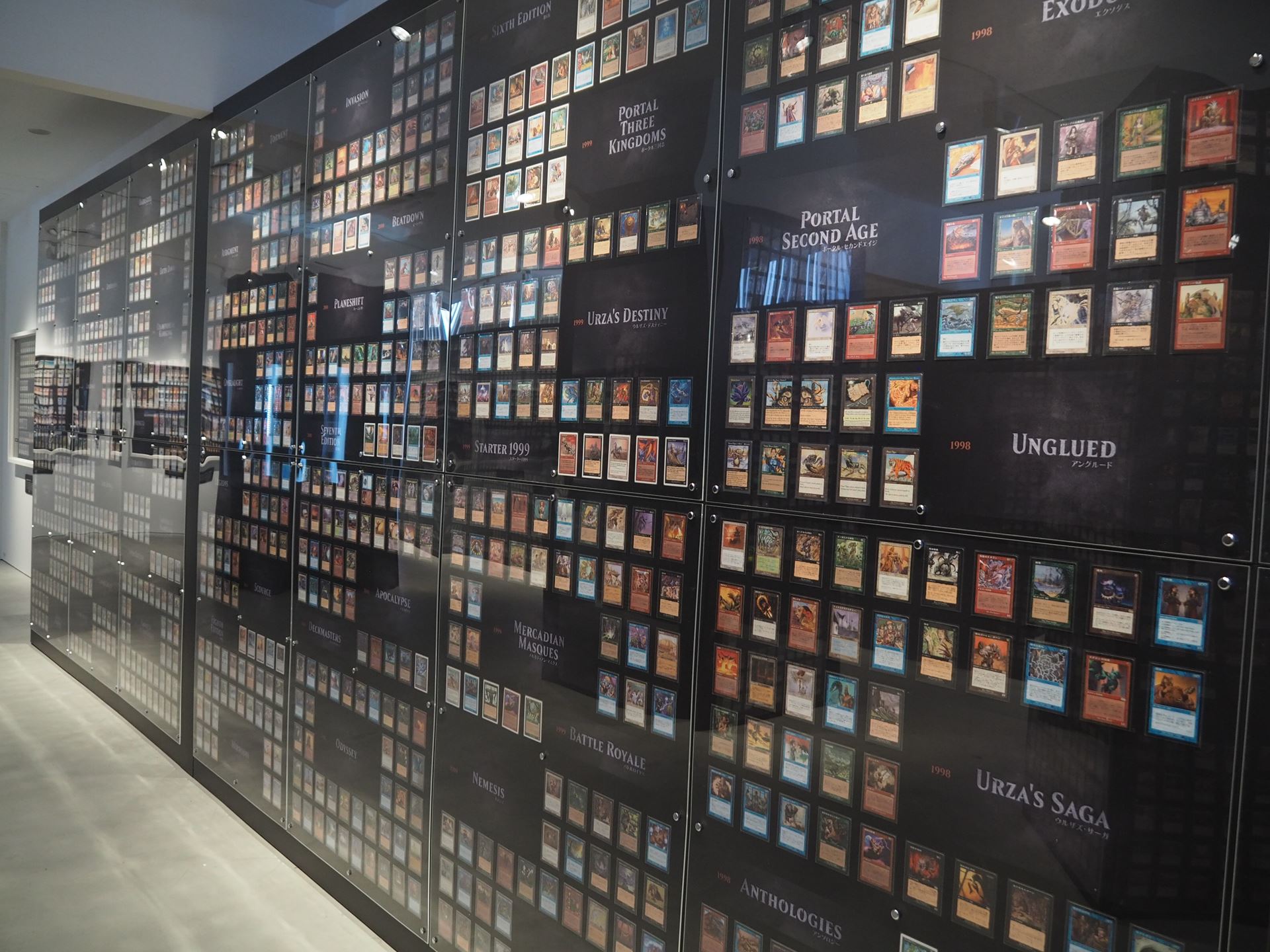 こちらには1998年～2004年に発売されたカードが展示されている