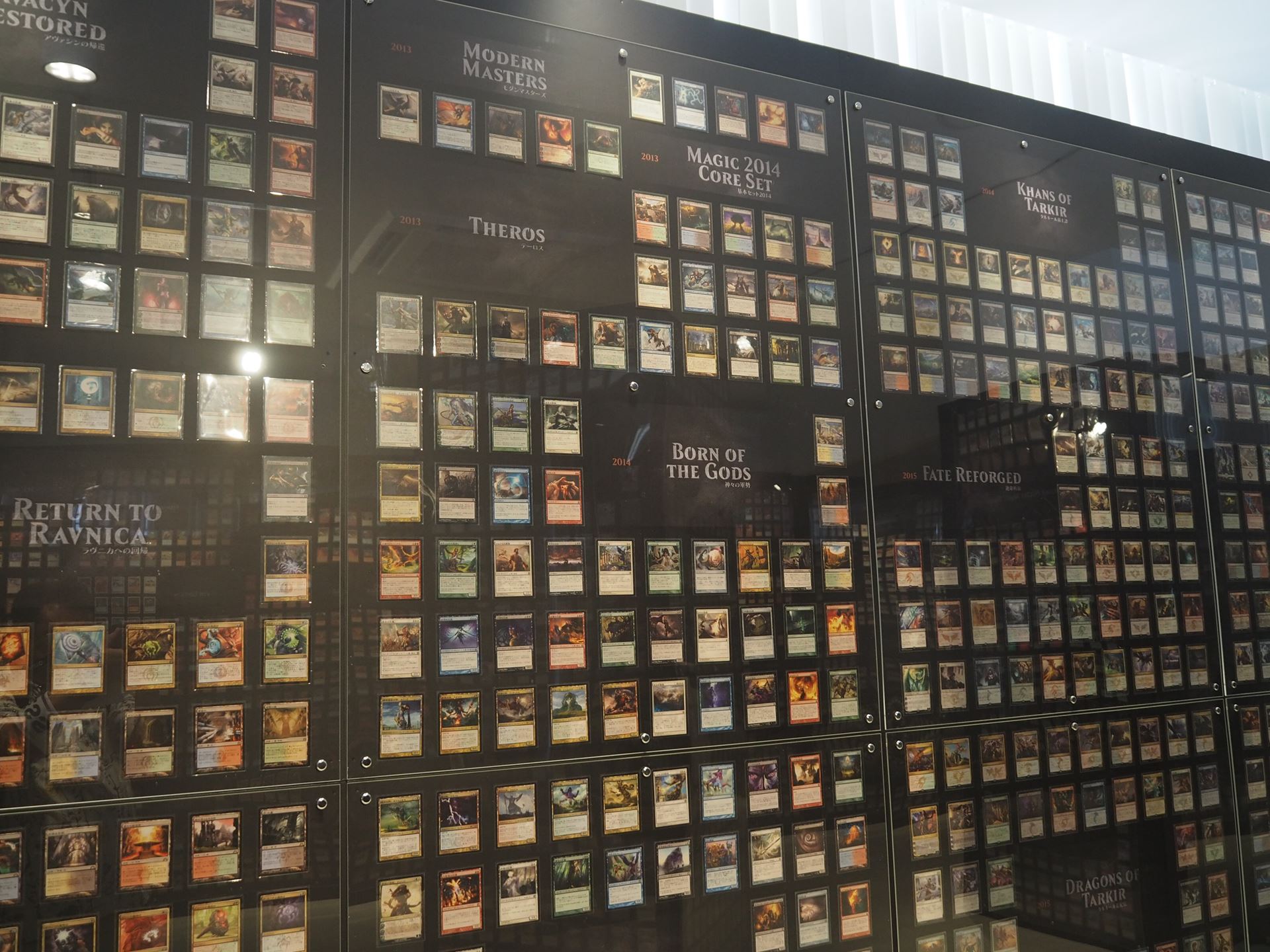2012年～2015年に発売されたカードが展示されている