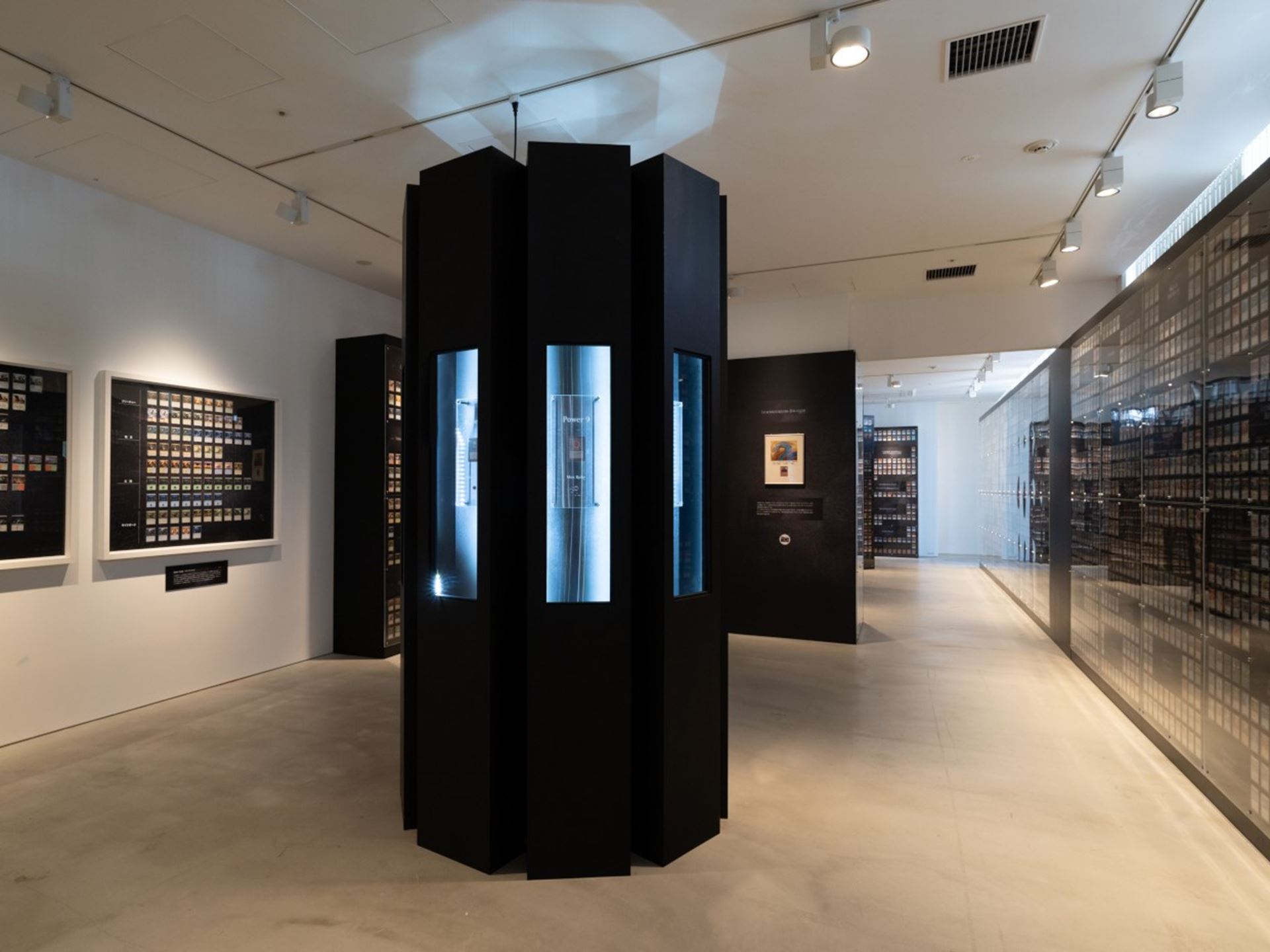 中央の柱には高価なアルファ版パワーナインが展示されている（近寄っての撮影は不可）