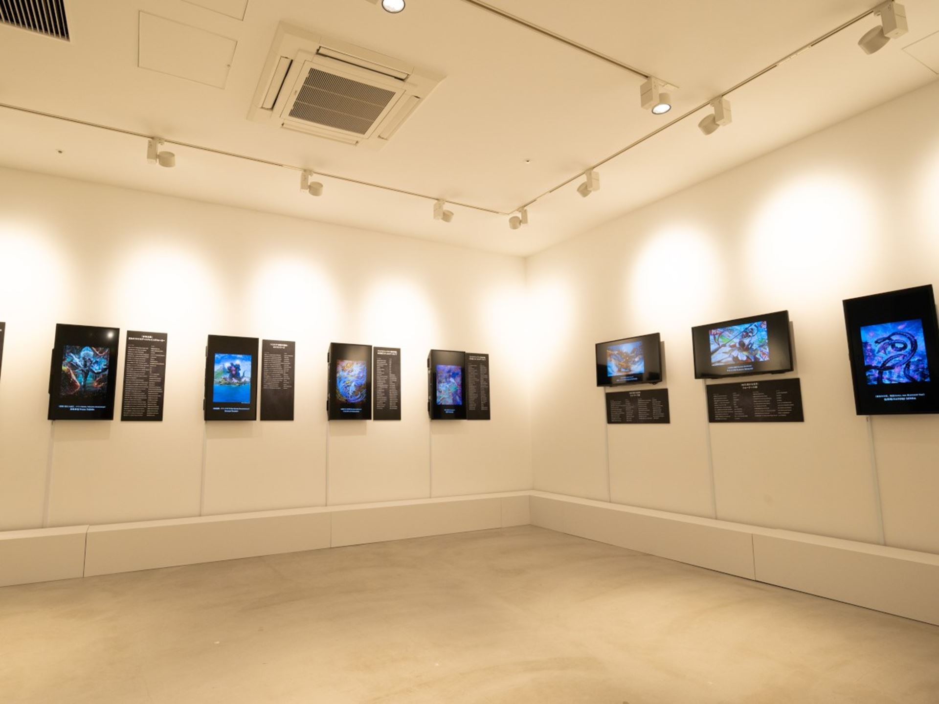 最初の部屋には、デジタルのカードアートが展示されている