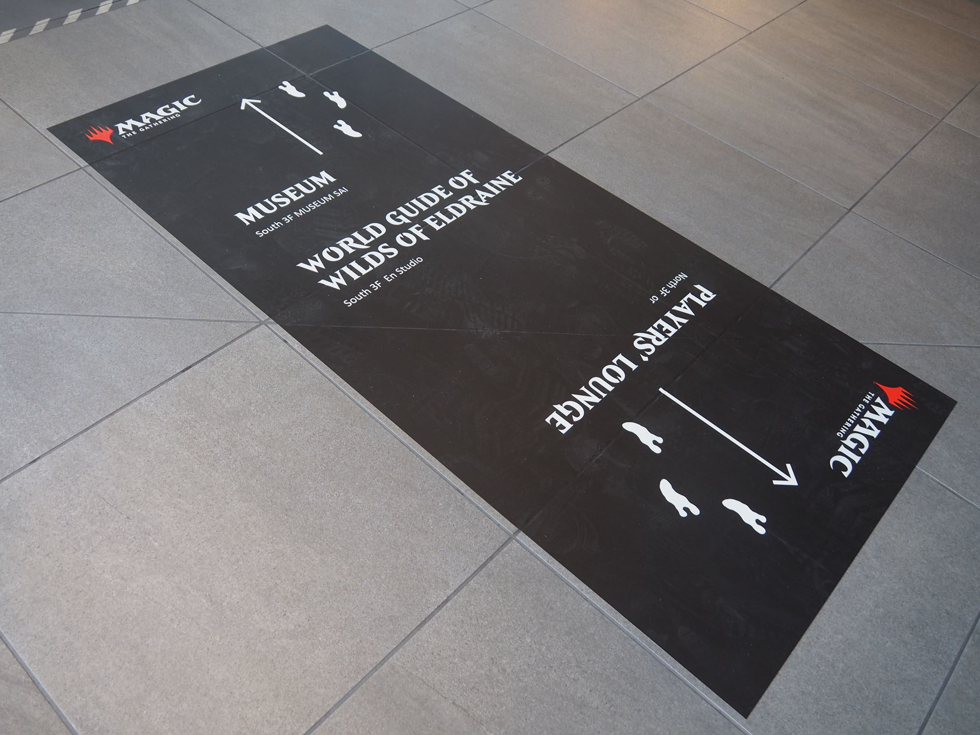 床にも展示会場やプレイヤーズラウンジの場所を示す案内が貼られていた