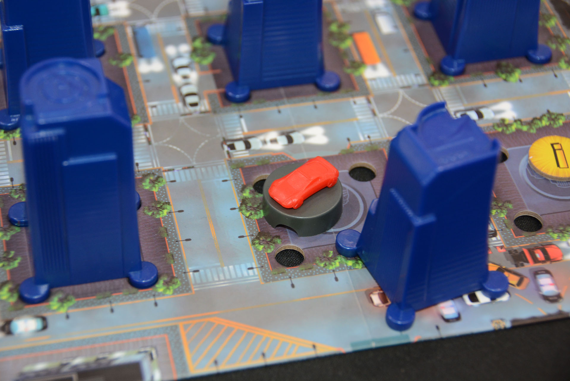 泥棒側はビルの中に赤い車の泥棒コマを隠す