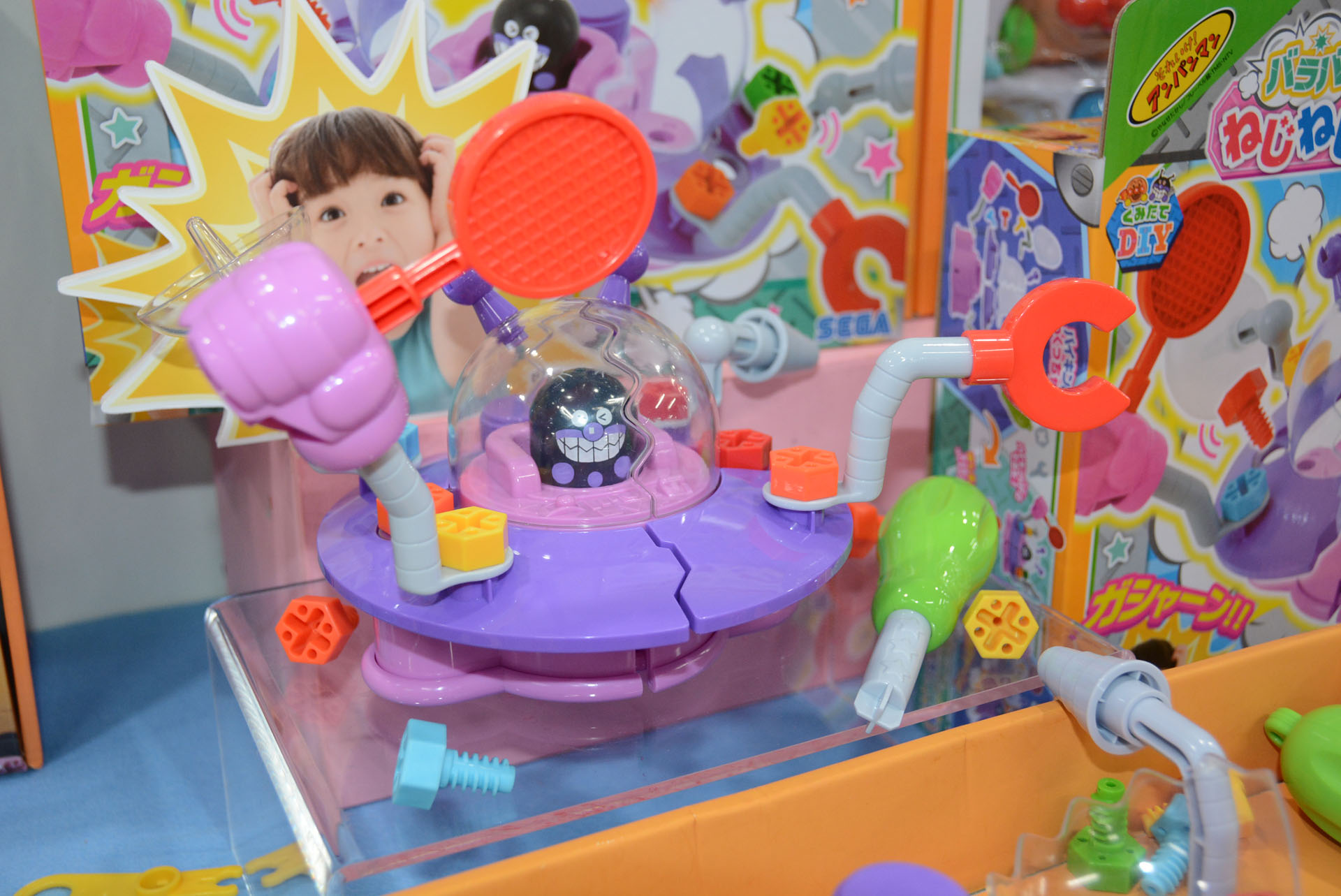 「ねじねじバイキンUFO」のモチーフはバイキンマンのUFO。これがボタン一発でバラバラになるのだ
